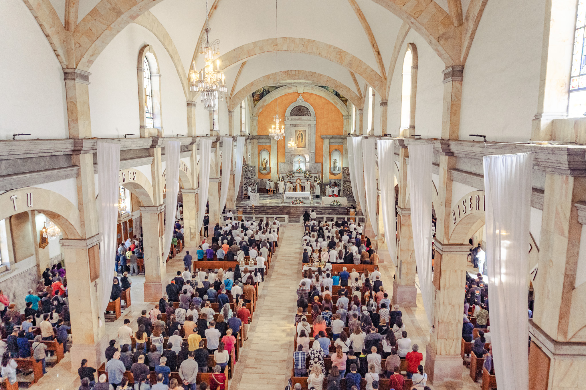 Fieles en la Catedral de Ensenada