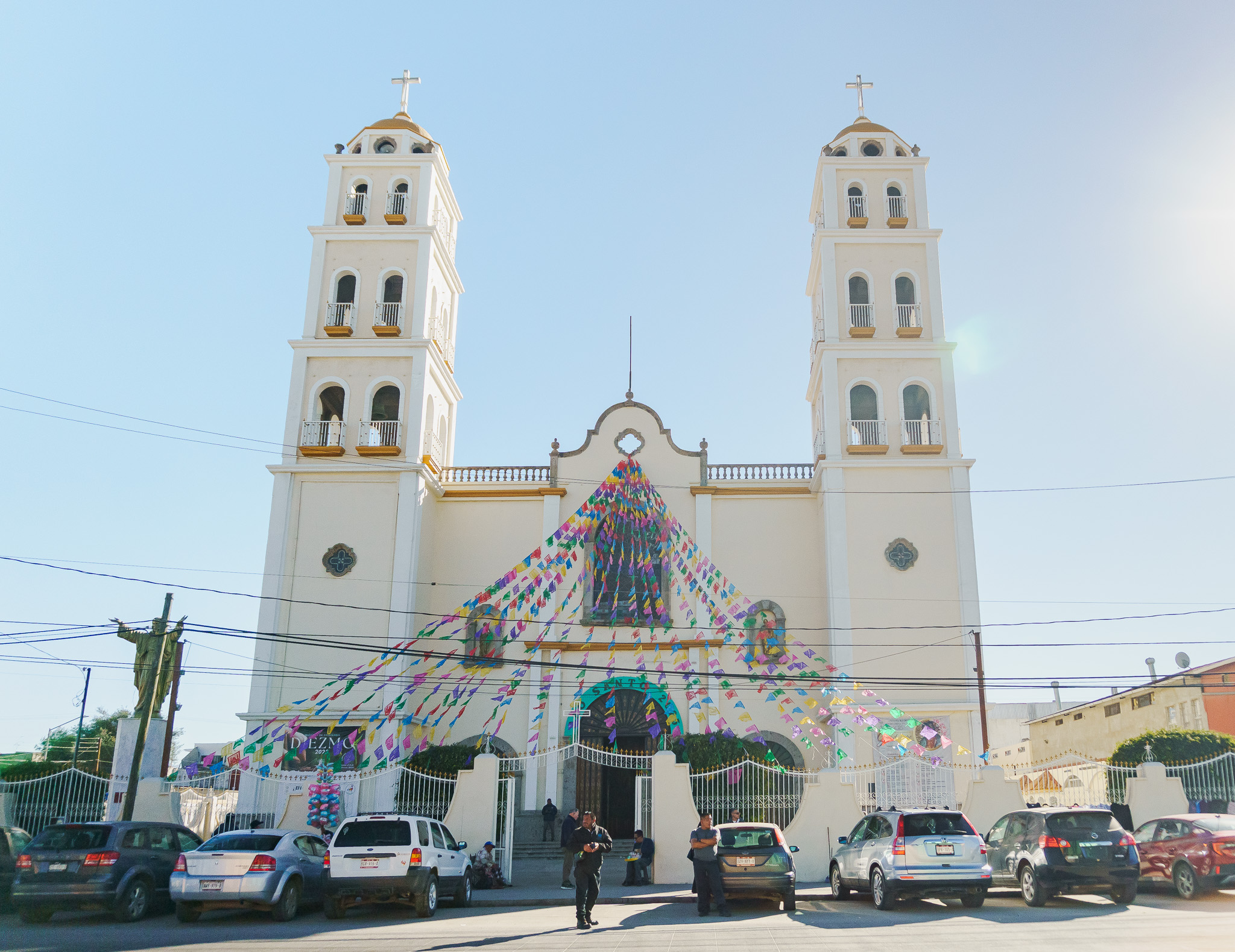 Catedral decorada para celebración festiva